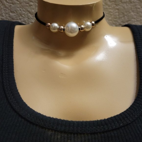Stylish Faux Pearl & Suede Choker Necklace - Picture 3 of 7